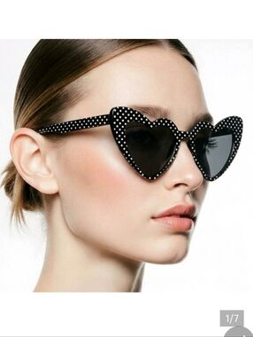 🆕️🖤POLKA DOT HEART SUNGLASSES🖤